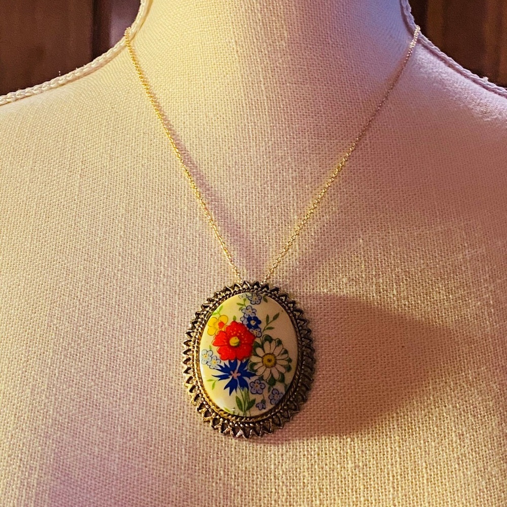 Painted Floral Ceramic Goldtone Brooch - Picture 4 of 7